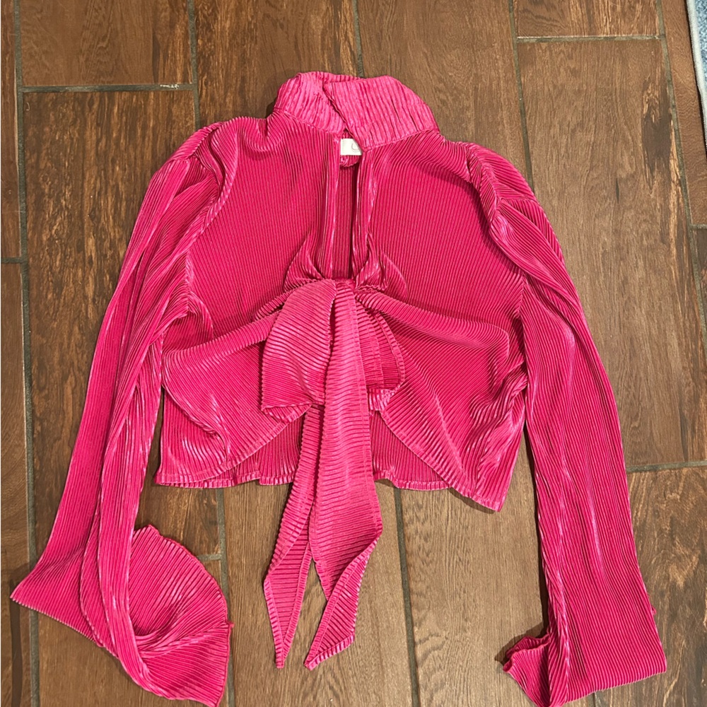 Q2 size M hot pink silky front tie top